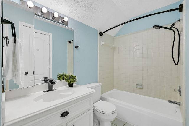 303 Regency Court, Friendswood, TX 77546