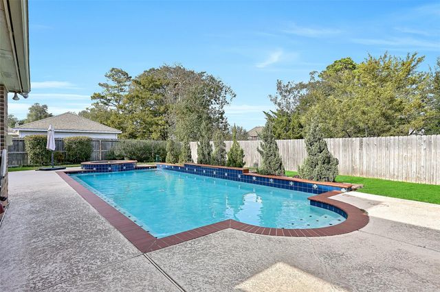 303 Regency Court, Friendswood, TX 77546