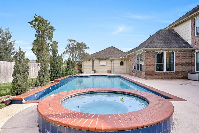 303 Regency Court, Friendswood, TX 77546