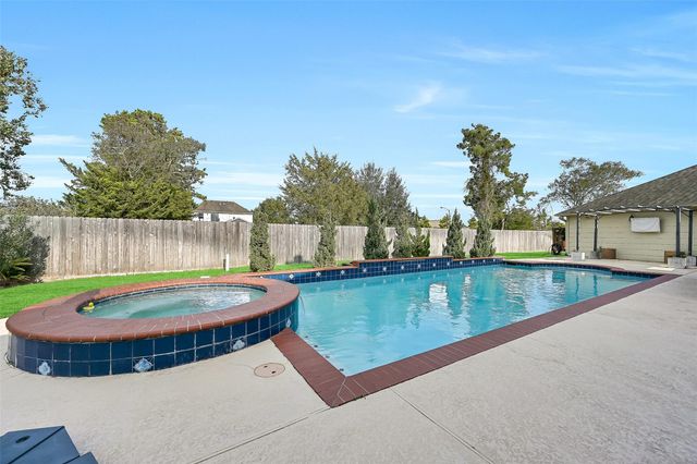 303 Regency Court, Friendswood, TX 77546