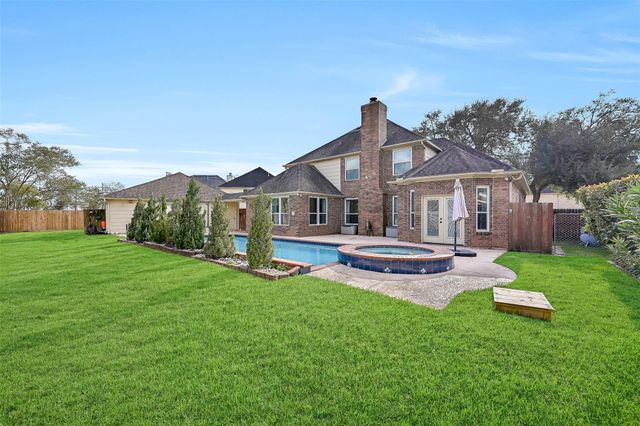 303 Regency Court, Friendswood, TX 77546