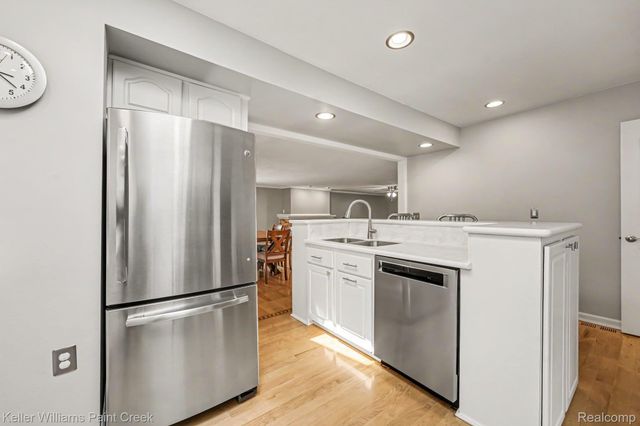 1087 Collingwood Drive, Rochester Hills, MI 48307