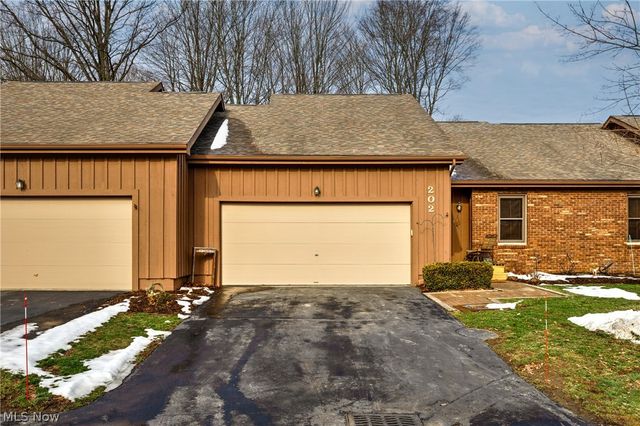 202 Tournament Trail, Cortland, OH 44410