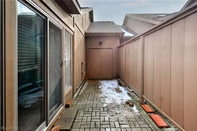 202 Tournament Trail, Cortland, OH 44410