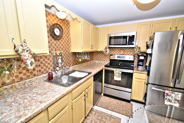 18855 Burnham Avenue 234, Lansing, IL 60438