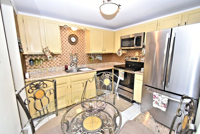 18855 Burnham Avenue 234, Lansing, IL 60438