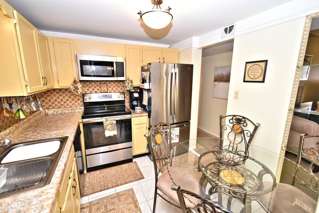18855 Burnham Avenue 234, Lansing, IL 60438
