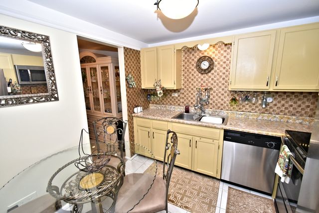18855 Burnham Avenue 234, Lansing, IL 60438