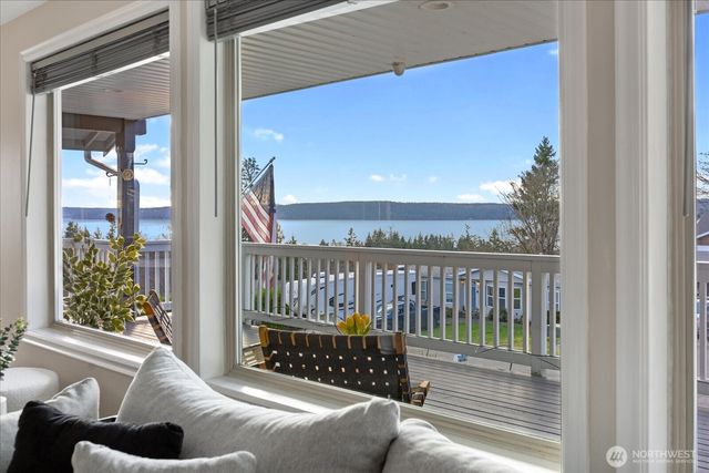 1057 Pinehurst Court, Camano Island, WA 98282