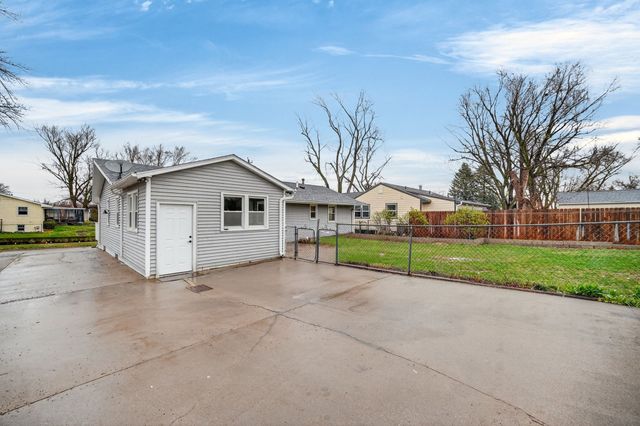 2908 Giles Street, West Des Moines, IA 50265
