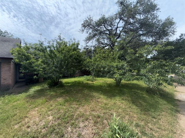7405 Whispering Winds DR, Austin, TX 78745