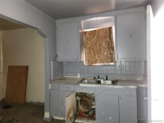 11669 Strathmoor Street, Detroit, MI 48227