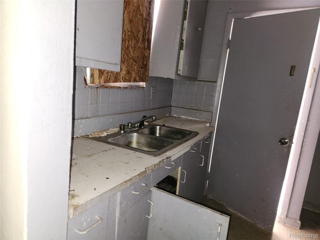 11669 Strathmoor Street, Detroit, MI 48227