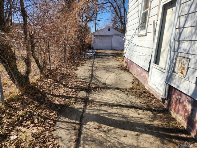 11669 Strathmoor Street, Detroit, MI 48227