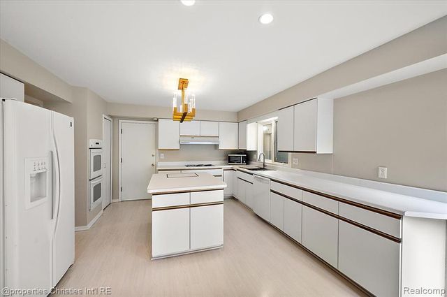 2189 Colony Club Court, West Bloomfield, MI 48322