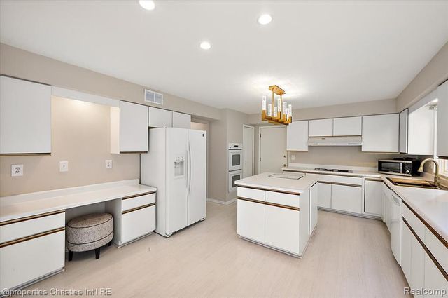 2189 Colony Club Court, West Bloomfield, MI 48322