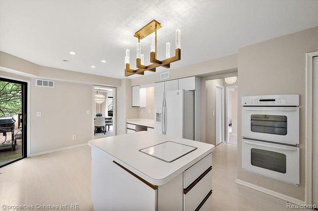 2189 Colony Club Court, West Bloomfield, MI 48322