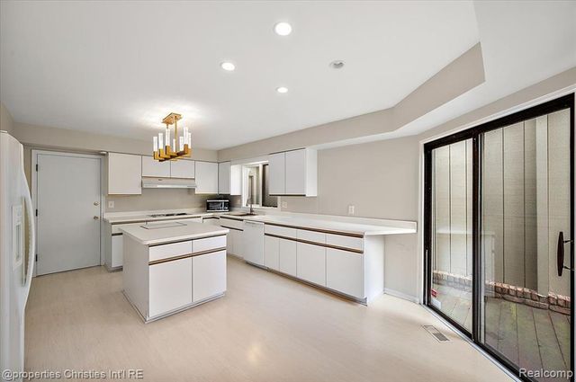 2189 Colony Club Court, West Bloomfield, MI 48322