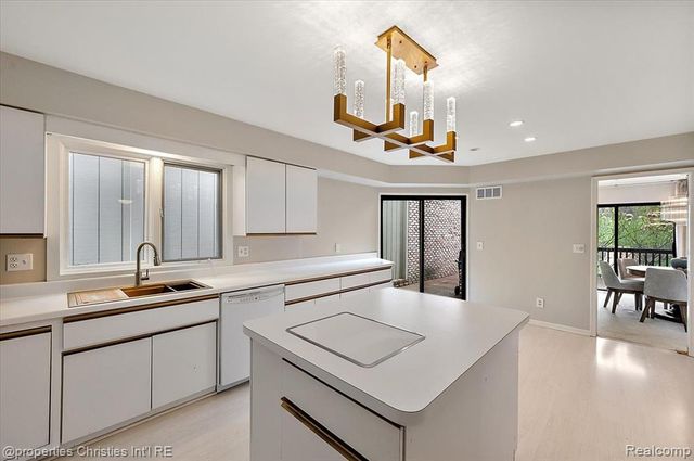 2189 Colony Club Court, West Bloomfield, MI 48322