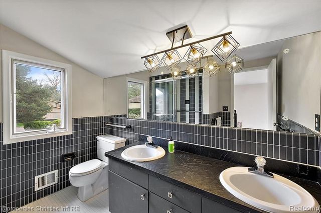 2189 Colony Club Court, West Bloomfield, MI 48322