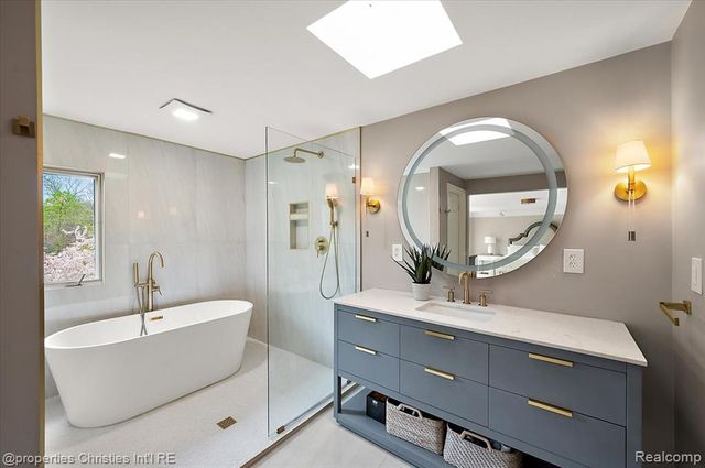 2189 Colony Club Court, West Bloomfield, MI 48322