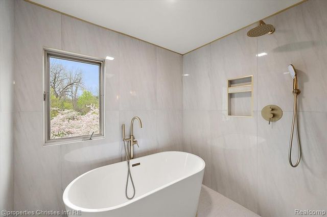 2189 Colony Club Court, West Bloomfield, MI 48322