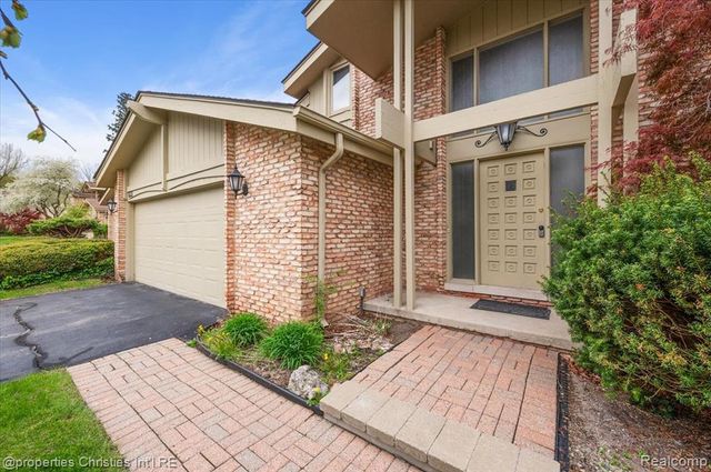 2189 Colony Club Court, West Bloomfield, MI 48322