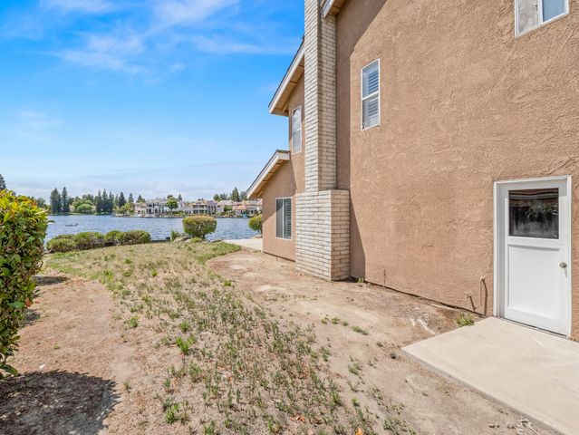 859 E Catalina Circle, Fresno, CA 93730