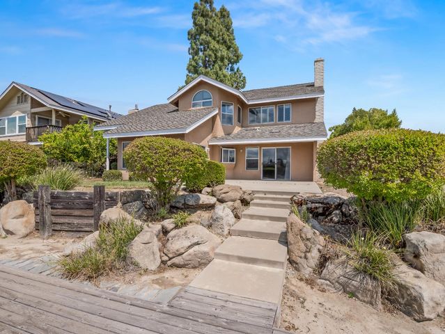859 E Catalina Circle, Fresno, CA 93730