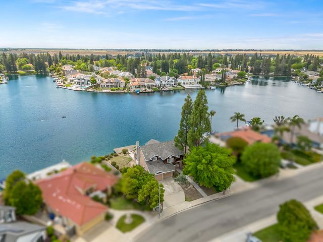 859 E Catalina Circle, Fresno, CA 93730