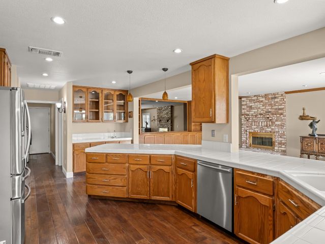 859 E Catalina Circle, Fresno, CA 93730