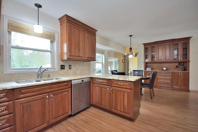 W224N2618 Ridgewood LANE, Waukesha, WI 53186