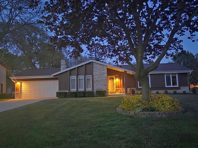 W224N2618 Ridgewood LANE, Waukesha, WI 53186