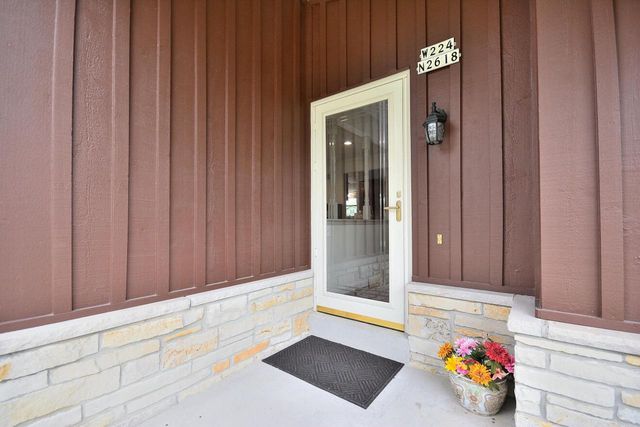 W224N2618 Ridgewood LANE, Waukesha, WI 53186