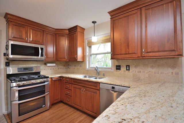 W224N2618 Ridgewood LANE, Waukesha, WI 53186