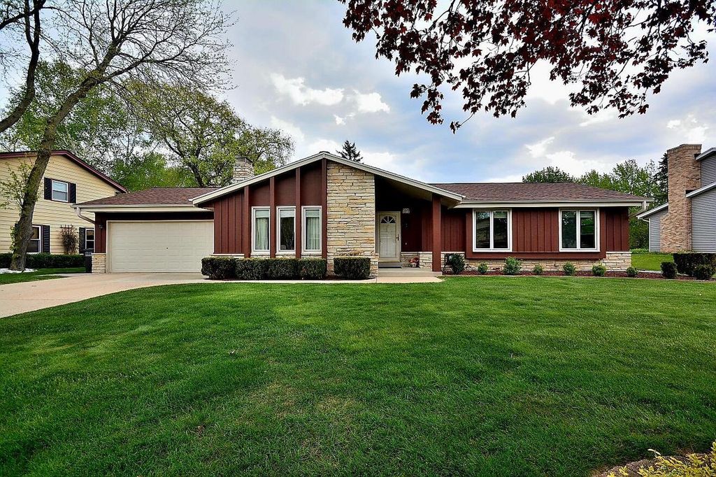 W224N2618 Ridgewood LANE, Waukesha, WI 53186
