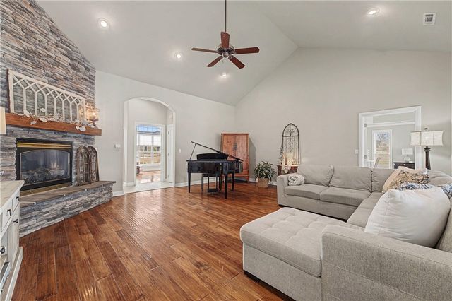 6398 Wrens Nest Cove, Springdale, AR 72762