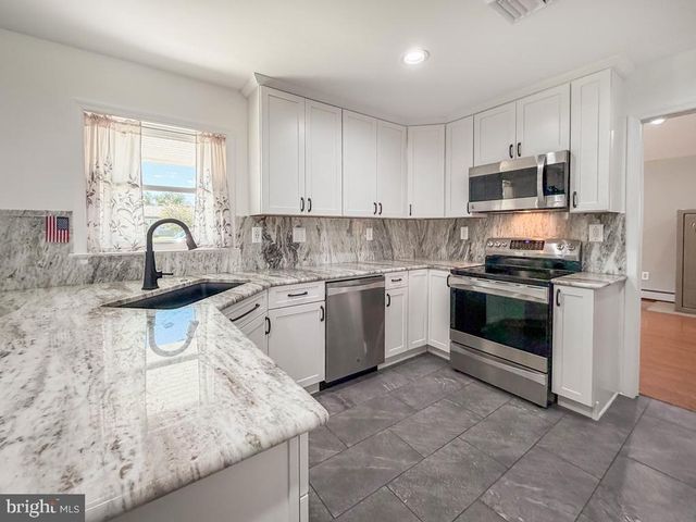27 VIOLETWOOD DR, Levittown, PA 19057