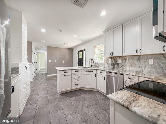 27 VIOLETWOOD DR, Levittown, PA 19057