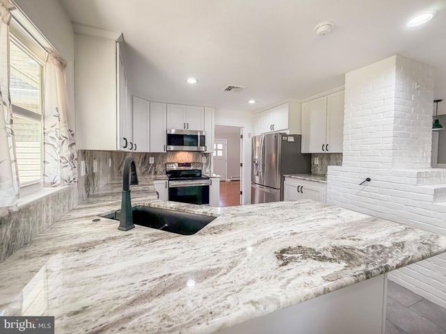 27 VIOLETWOOD DR, Levittown, PA 19057