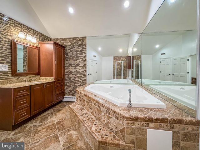 27 VIOLETWOOD DR, Levittown, PA 19057