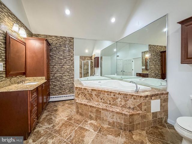 27 VIOLETWOOD DR, Levittown, PA 19057