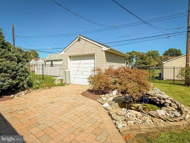 27 VIOLETWOOD DR, Levittown, PA 19057