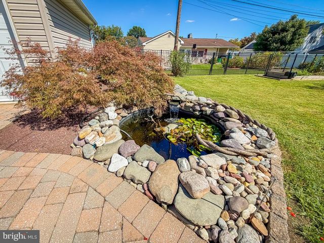27 VIOLETWOOD DR, Levittown, PA 19057