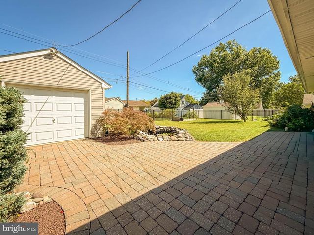 27 VIOLETWOOD DR, Levittown, PA 19057
