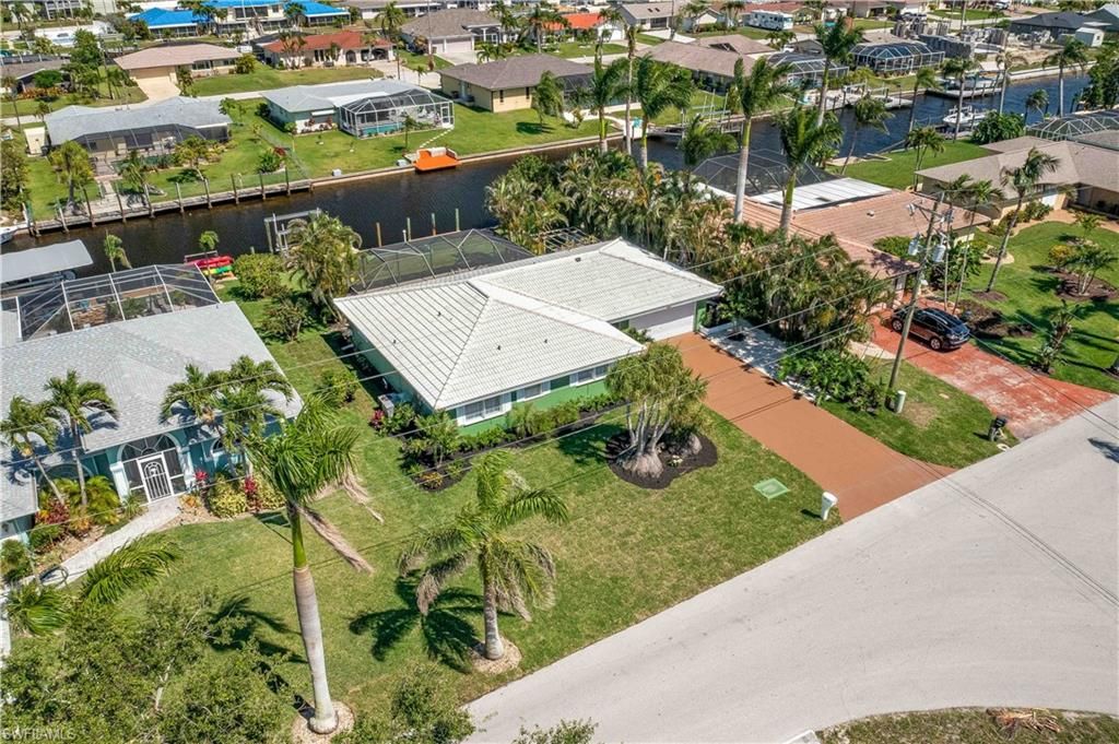 Image 3 of property listing at 4815 Sorrento CT, Cape Coral, FL 33904