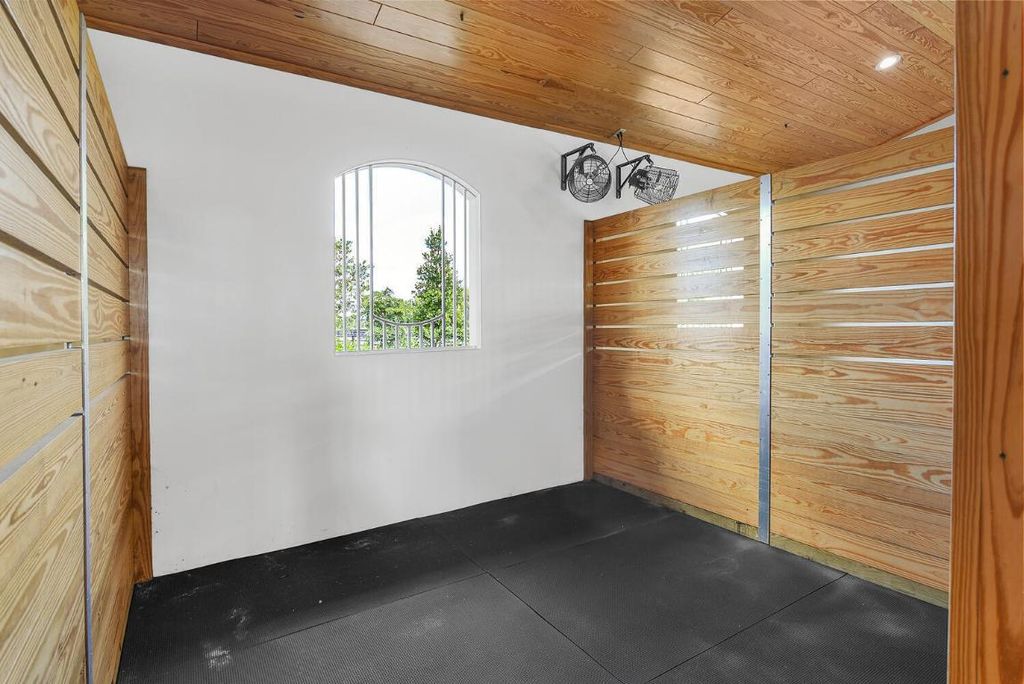 Image 8 of property listing at 15316 Estancia Lane, Wellington, FL 33414