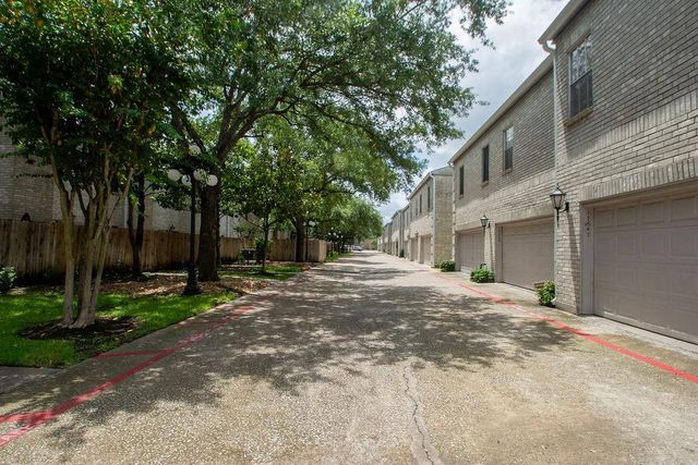 17597 Red Oak Drive 7597, Houston, TX 77090