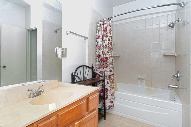 17597 Red Oak Drive 7597, Houston, TX 77090