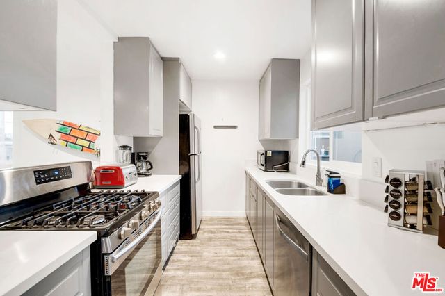 3115 Strongs Drive, Venice, CA 90292